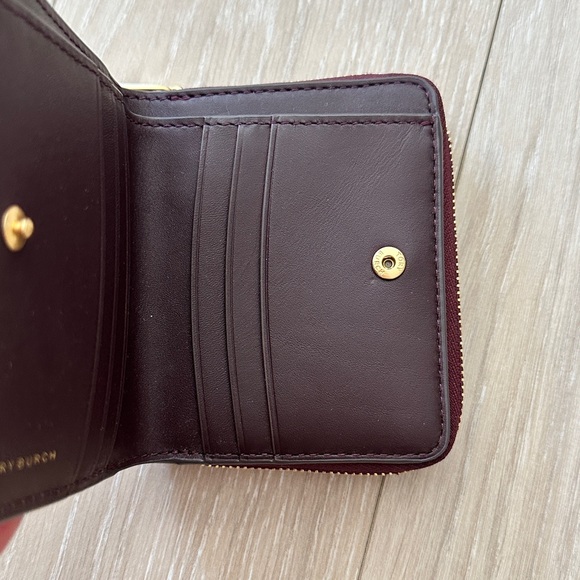 Tory Burch T Monogram Burgundy Embossed Patent Leather Bi Fold Wallet - Picture 3 of 9